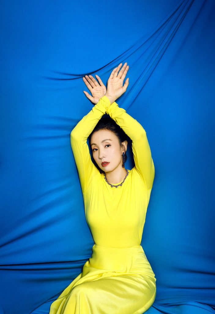 陶虹穿柠檬黄裙秀完美曲线 婀娜多姿
