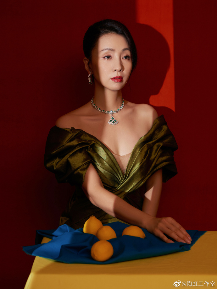 陶虹穿牛油果绿深v礼服 涂红唇女人味十足