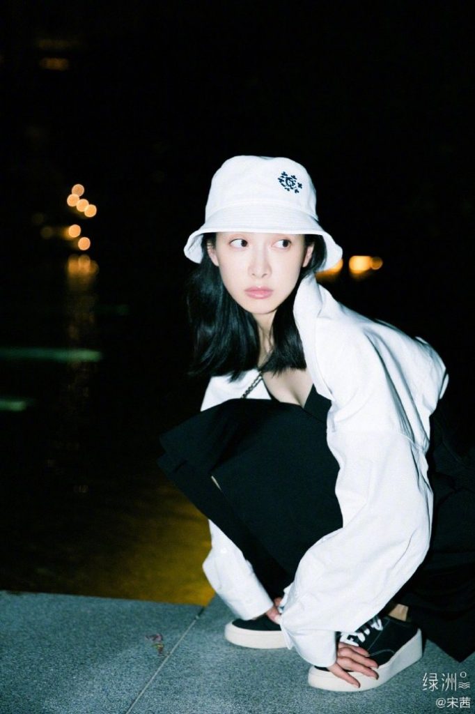 宋茜夏夜街拍写真 随性自然氛围感满满