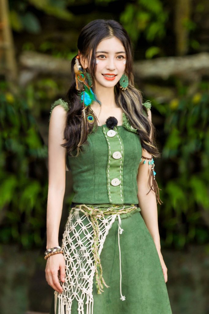 baby穿绿装扮演部落少女 扎双马尾俏皮可爱