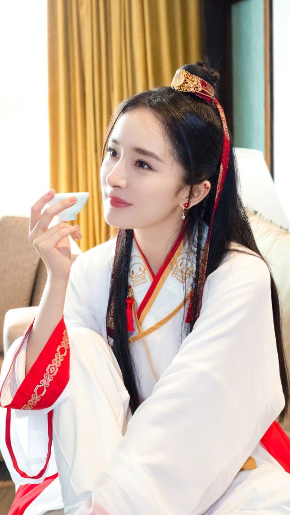 杨幂古装女侠扮相又娇又俏 古灵精怪超可爱