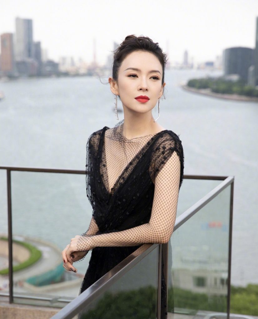 章子怡风中撩发妩媚迷人 穿黑色深V蕾丝裙