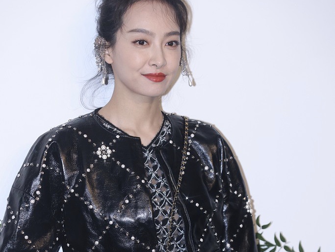 宋茜穿薄纱长裙秀美腿 性感又俏皮
