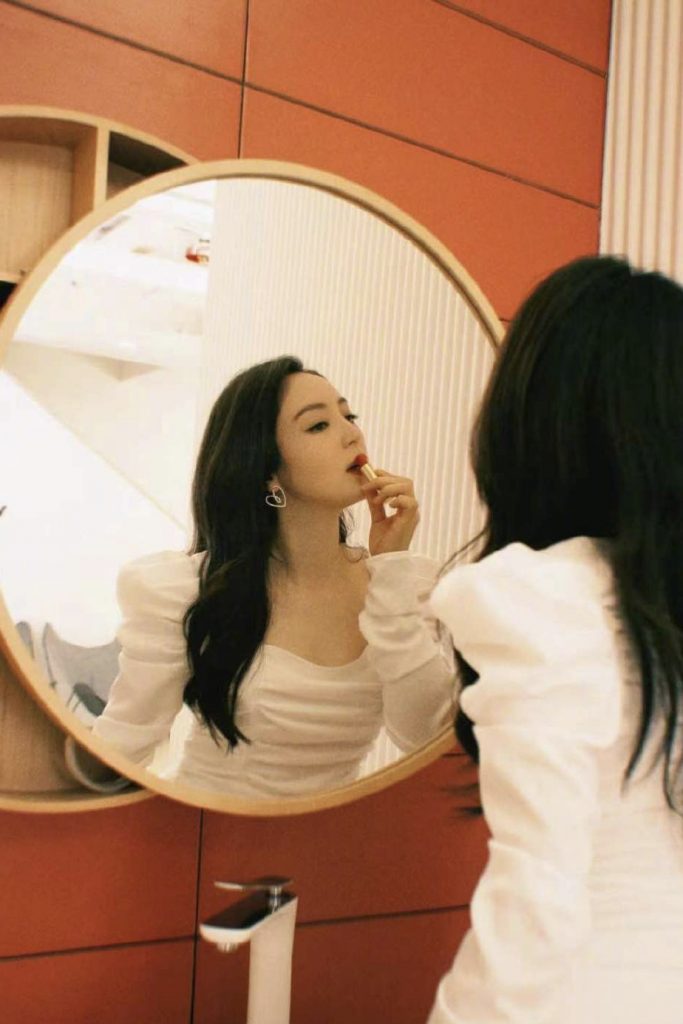 董璇穿白裙秀婀娜身材 对镜涂唇好撩人
