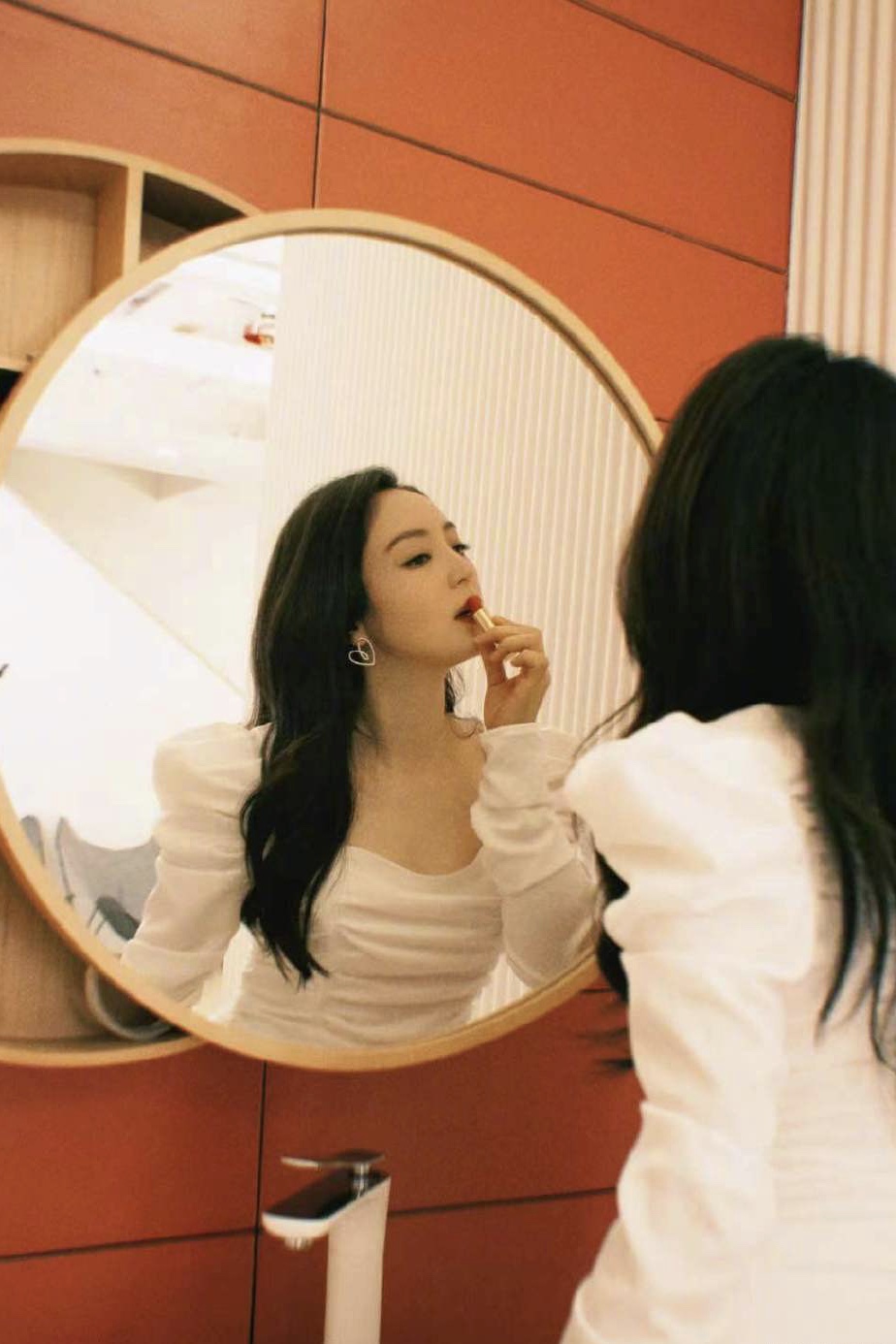 董璇穿白裙秀婀娜身材 对镜涂唇好撩人