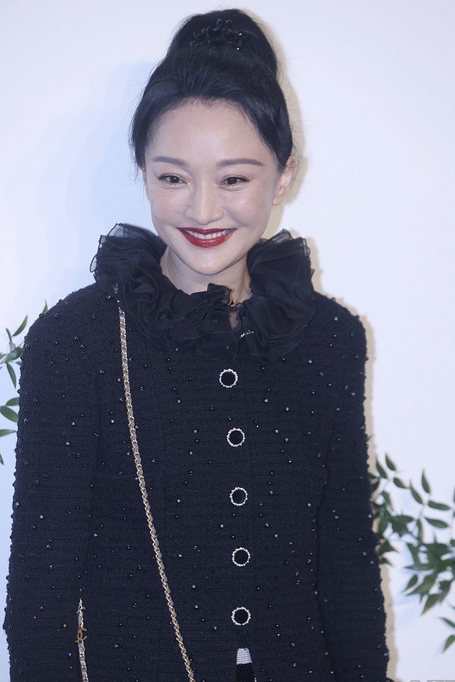 周迅穿套装配黑丝化身复古名伶 满脸笑容