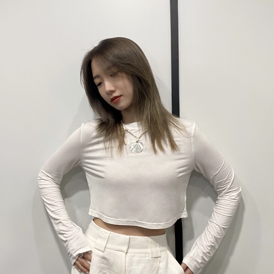 孟美岐晒美照炫蛮腰 贴墙摆拍率性随意