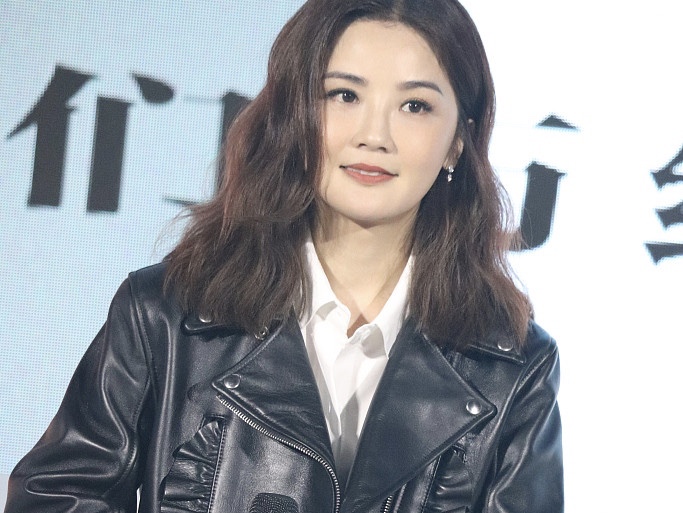 蔡卓妍穿皮衣踩高跟鞋 卷发披肩甜笑温柔