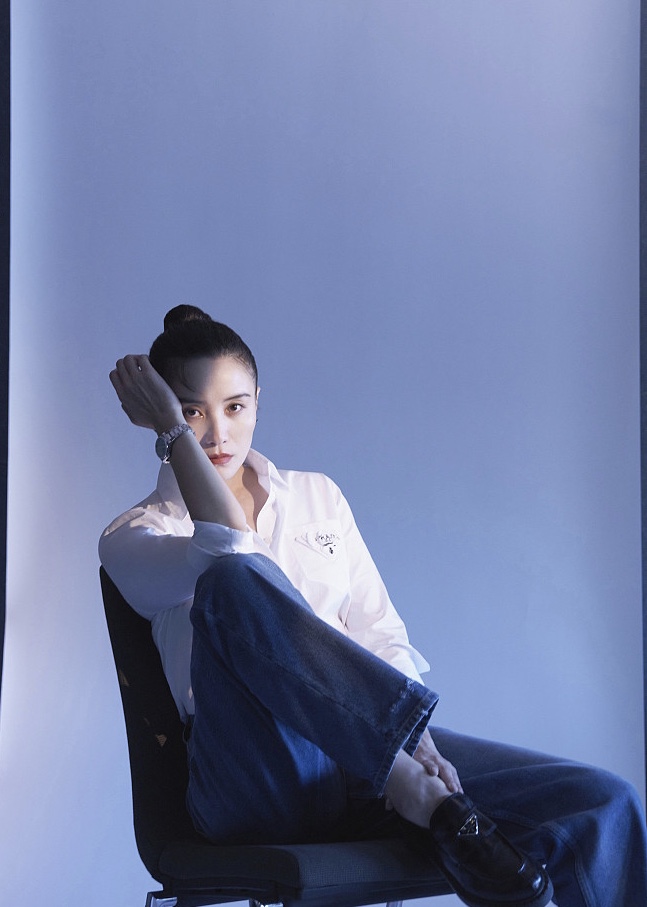 宋佳白衬衫写真优雅简约 表现力十足