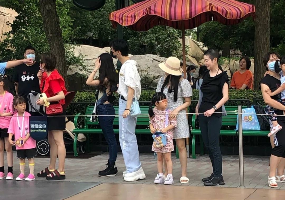 伊能静携子女游玩 满脸笑容画面温馨