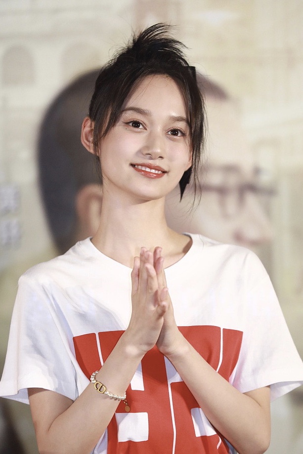 不愧是＂艺考状元＂!夏梦穿白衣红裙灿笑迷人