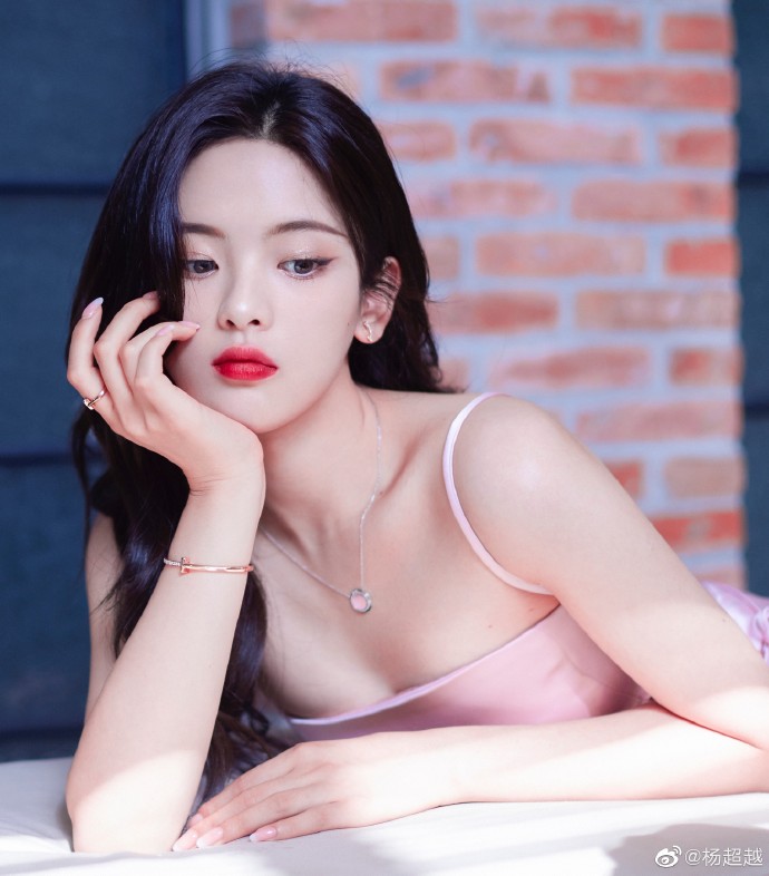 杨超越穿粉色吊带裙秀身材 甜美可爱