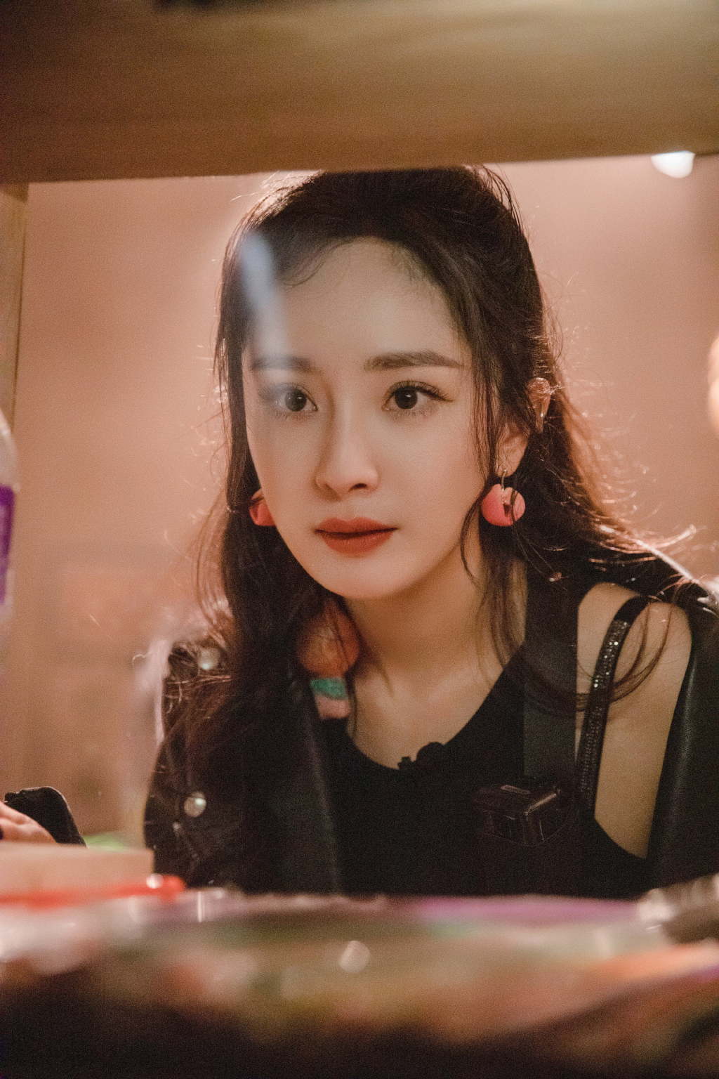 杨幂穿黑背心秀手臂线条 打架子鼓气场全开