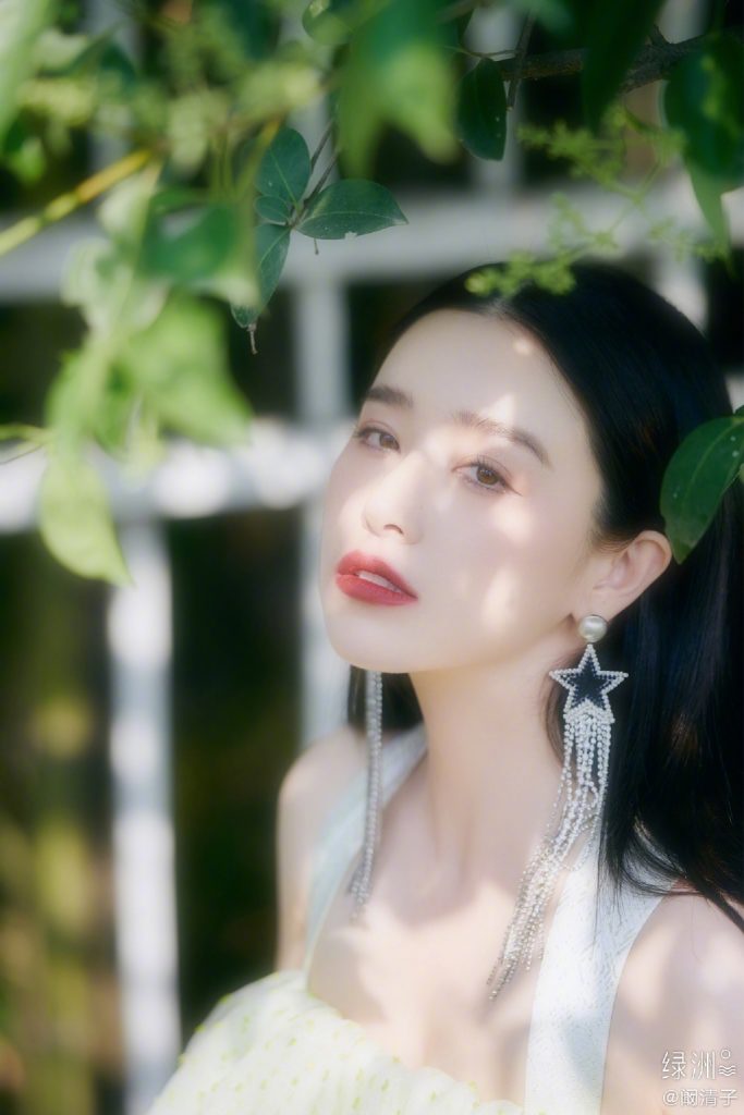 阚清子晒森系大片 穿绿色吊带裙似林间精灵