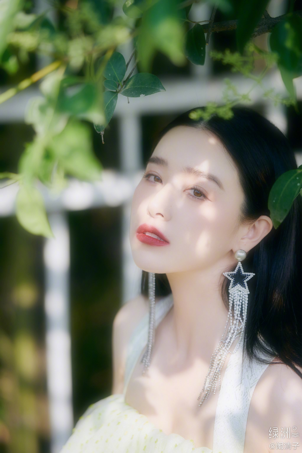 阚清子晒森系大片 穿绿色吊带裙似林间精灵