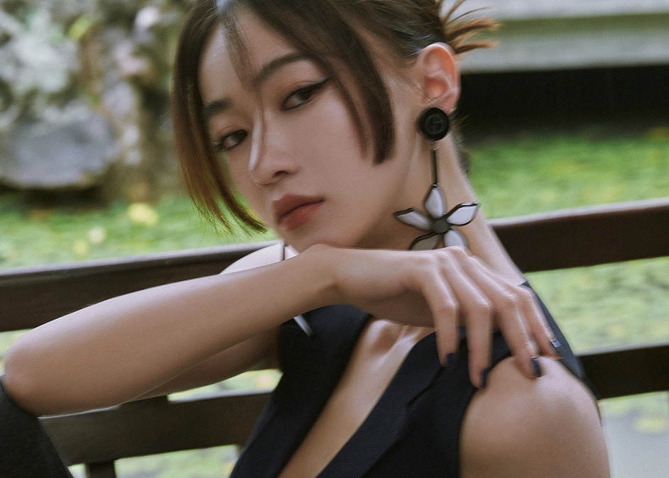 吴谨言雨后园林大片曝光 化身金陵美人