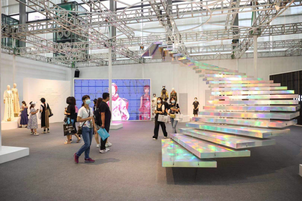 影儿集团25周年时尚艺术展——生而向上的力量