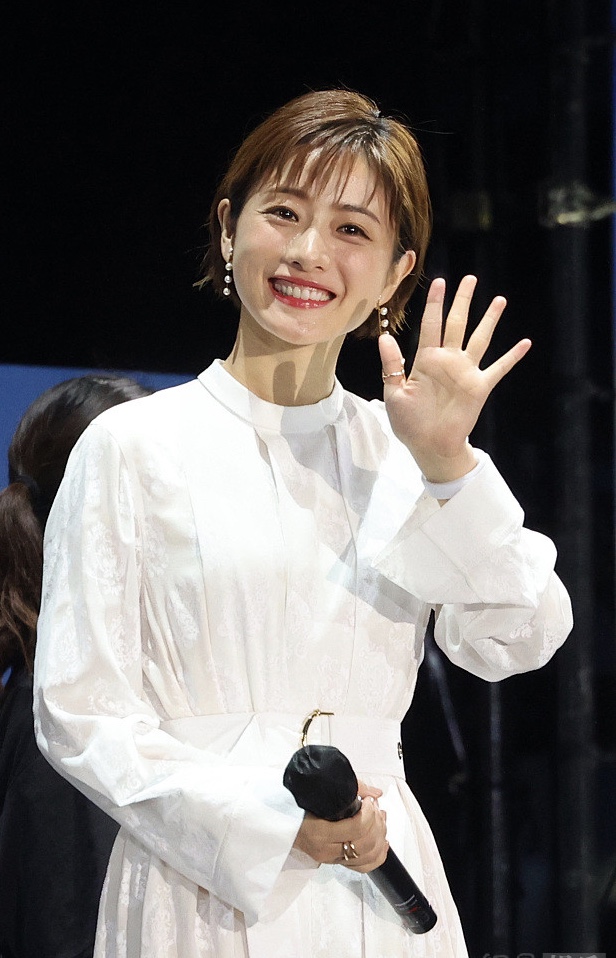 石原里美传递奥运圣火 元气短发笑容治愈