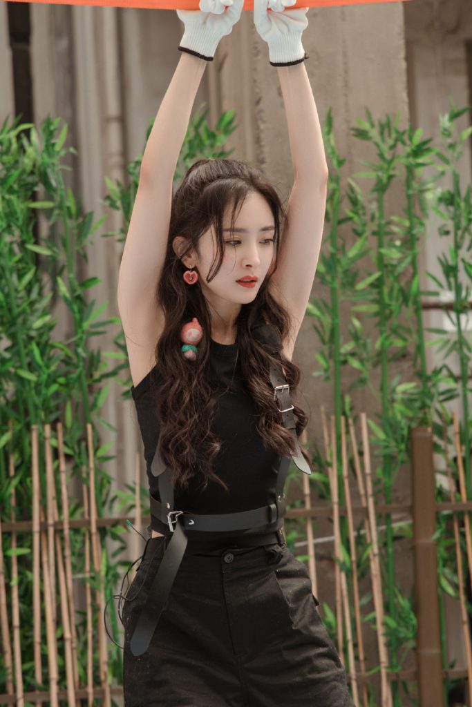 杨幂穿黑背心秀手臂线条 打架子鼓气场全开