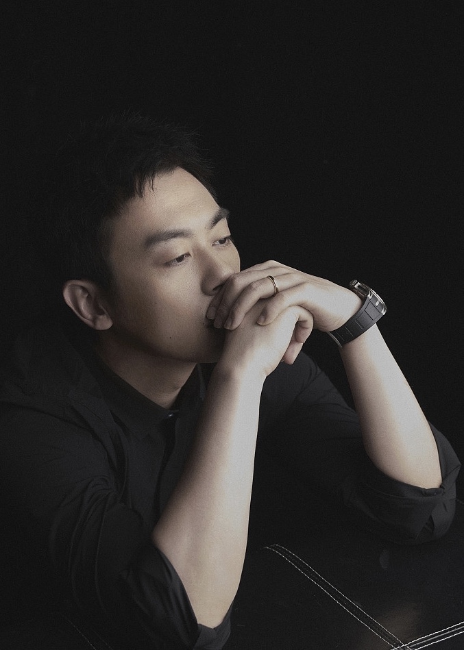 硬汉魅力！朱亚文全黑造型尽显成熟雅致
