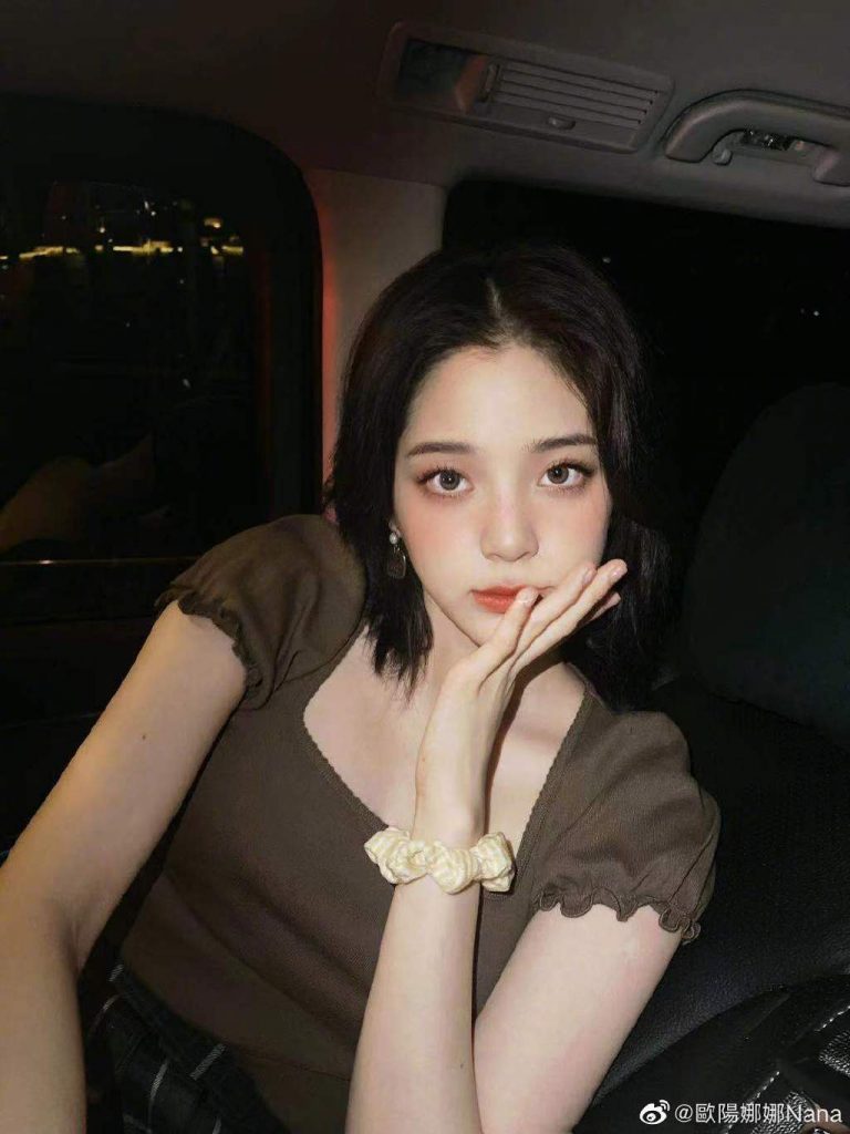 欧阳娜娜晒短发自拍 对镜wink卖萌可爱十足
