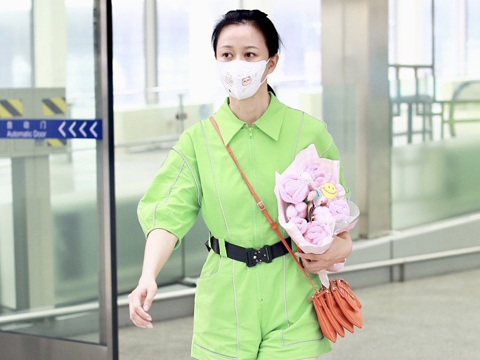 倪虹洁穿牛油果绿套装现身 美腿白嫩修长
