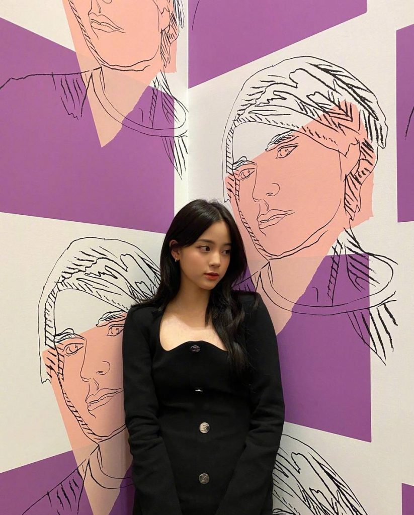 欧阳娜娜夏日看展 和＂自己＂合影俏皮可爱