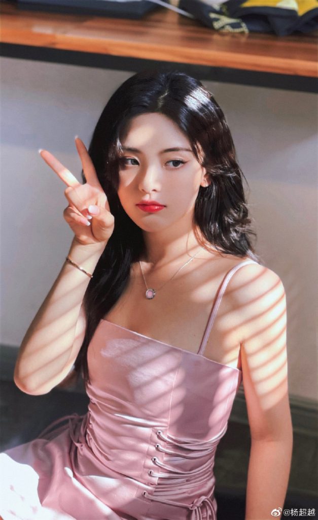 杨超越穿粉色吊带裙秀身材 甜美可爱