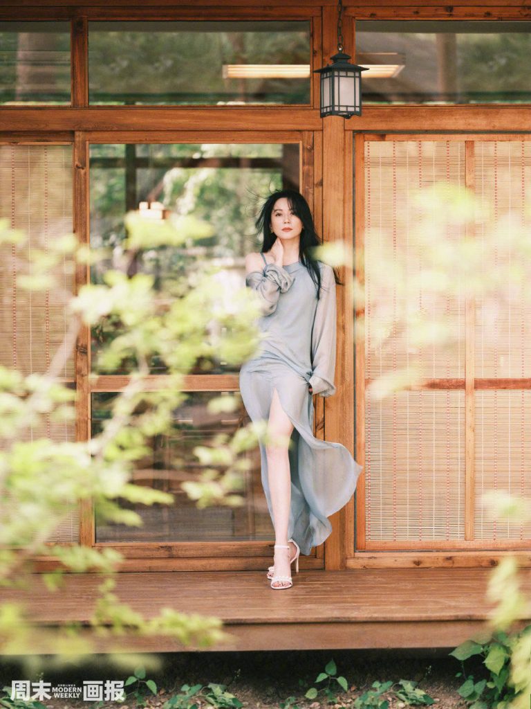 俞飞鸿穿薄纱长裙拍盛夏大片 展女性洒脱美