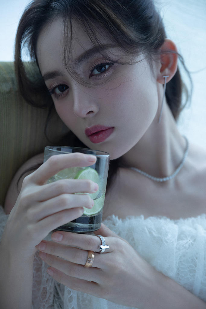 娜扎夏日大片满满清凉感 仙女造型尽显灵动
