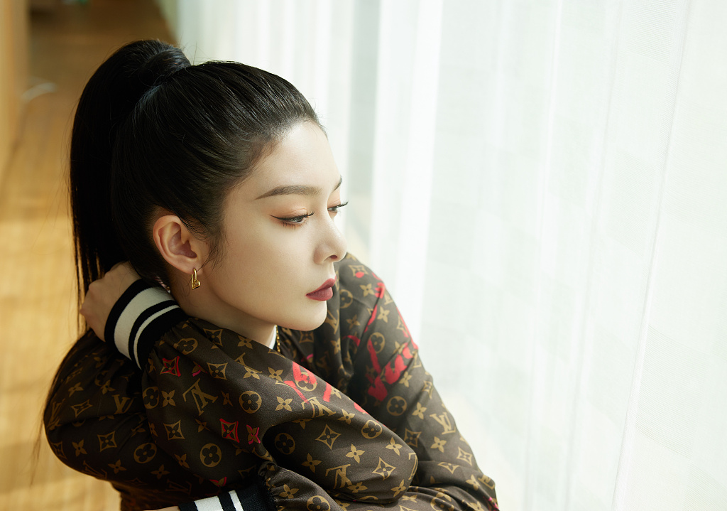 傅菁扎高马尾穿复古连衣裙又美又飒