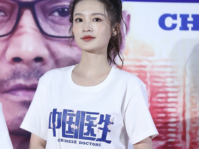 李沁穿简单白T恤扎马尾 温柔浅笑气质超好