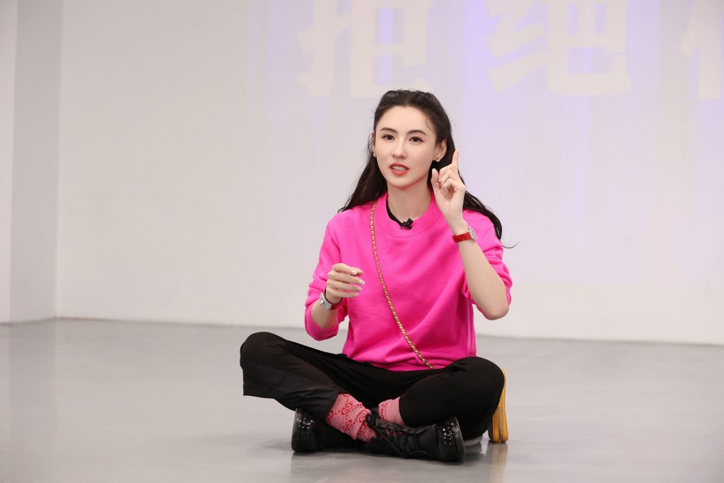 张柏芝穿玫红卫衣靓丽优雅 笑容甜美