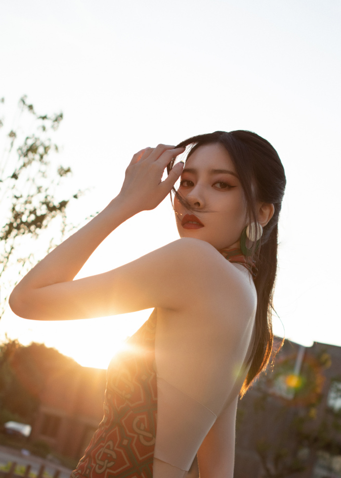 张一山前女友穿露背连体裤 大秀腰线