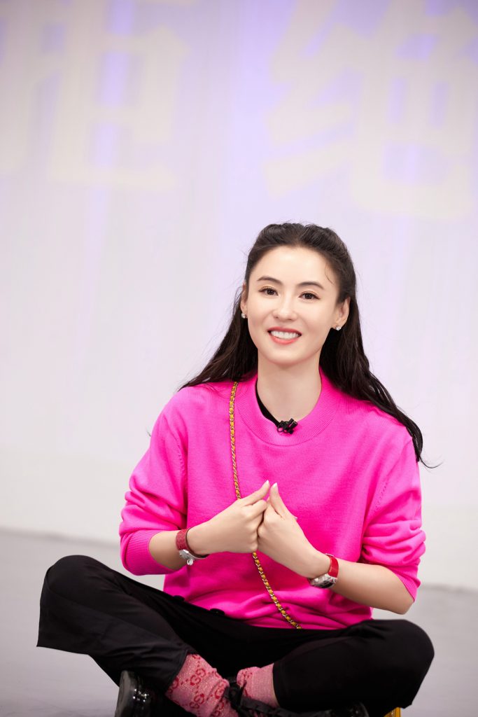 张柏芝穿玫红卫衣靓丽优雅 笑容甜美
