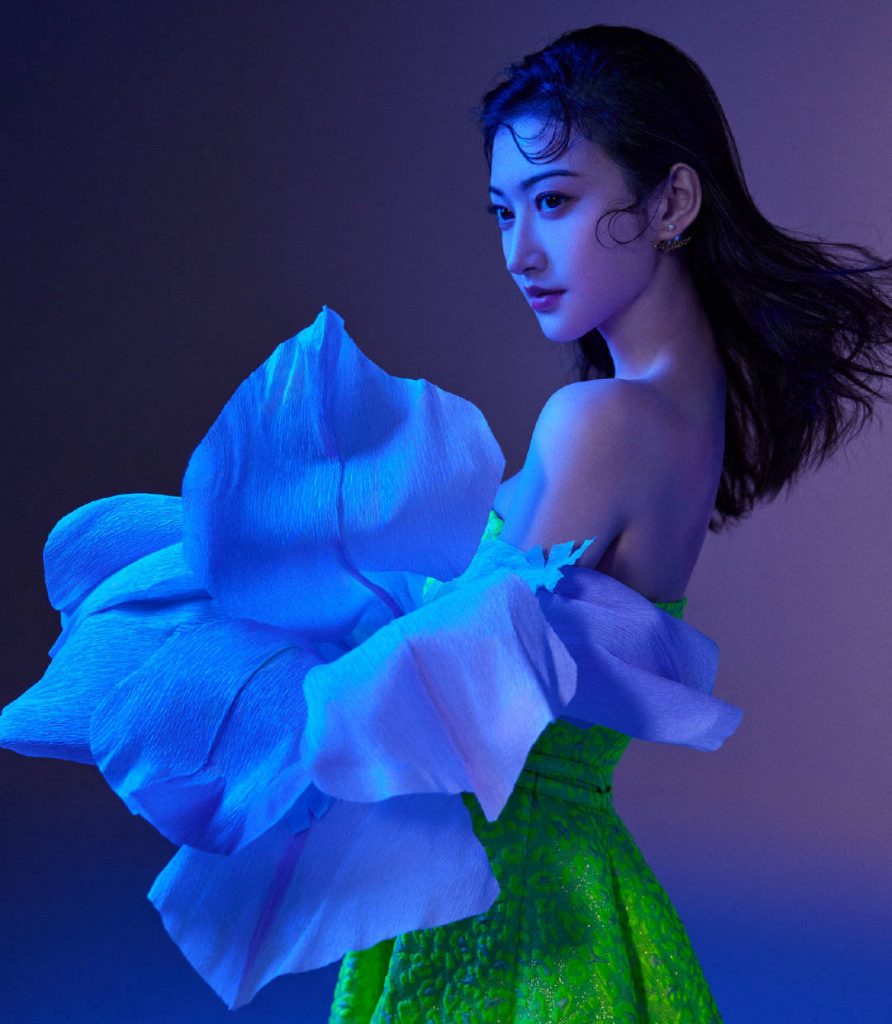 人间富贵花！景甜湿发拍花朵大片曲线曼妙