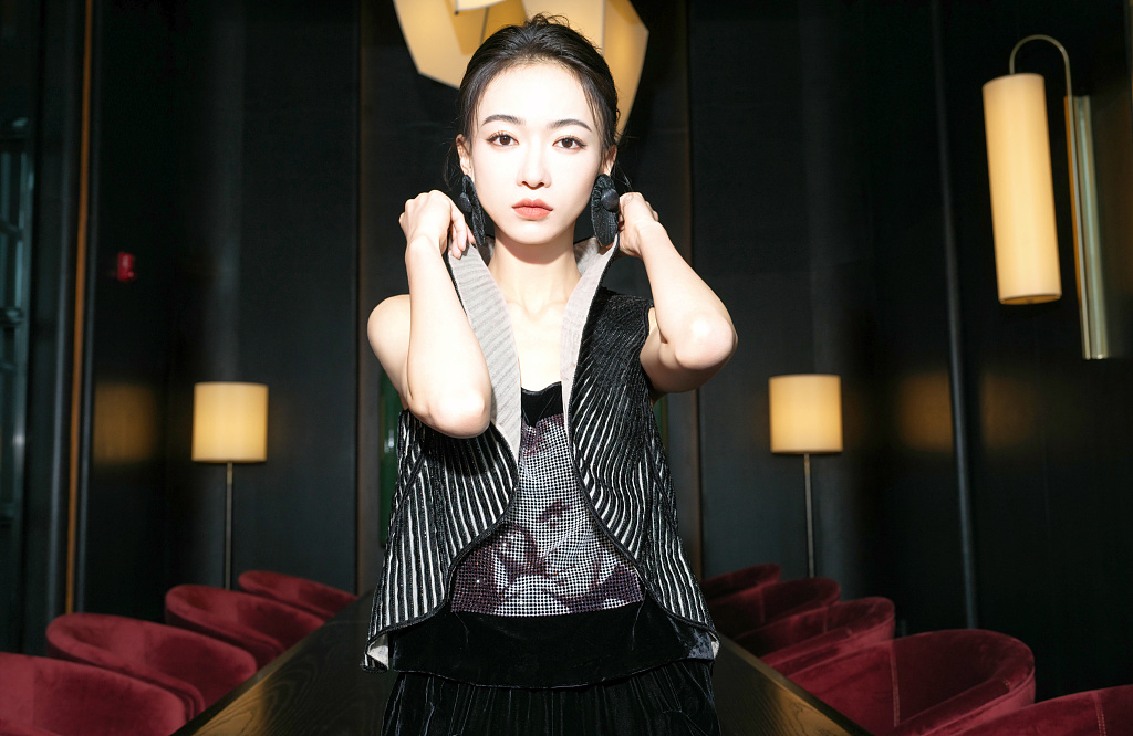吴谨言湿发背头造型化身女霸总