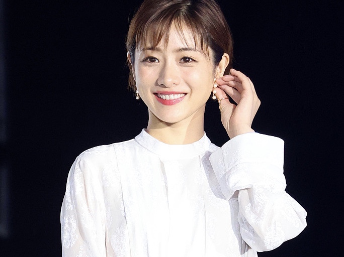 石原里美传递奥运圣火 元气短发笑容治愈
