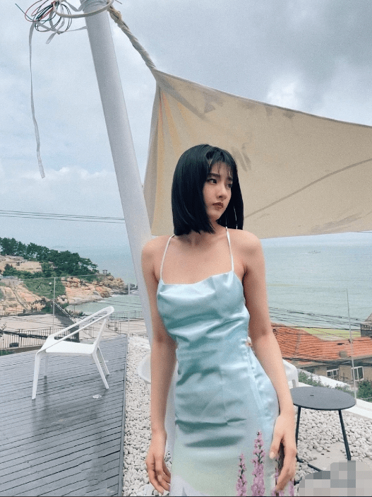 宋祖儿穿真丝露背吊带裙超迷人 性感满分