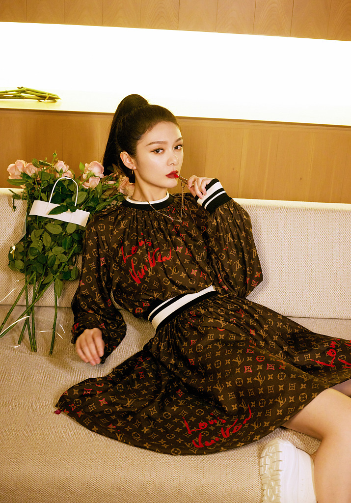 傅菁扎高马尾穿复古连衣裙又美又飒