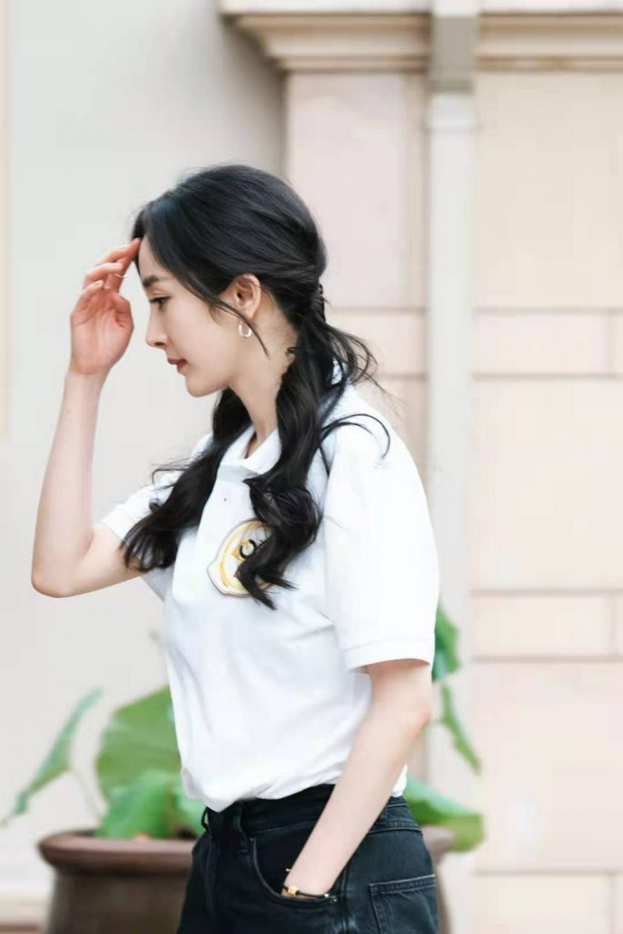 活力少女！杨幂扎双马尾搭白T元气满满