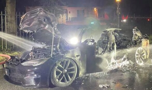 全球首例！特斯拉Model S Plaid当街起火：整车报废，100万烧个干净