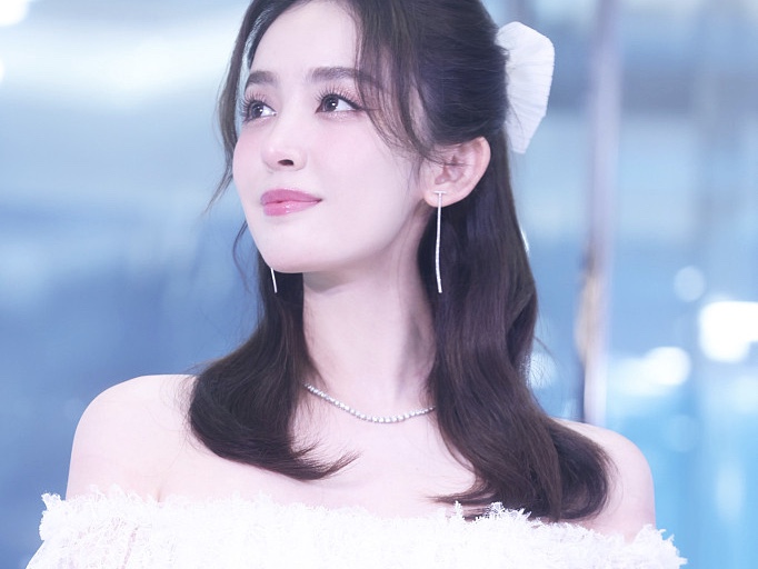 美晕了！娜扎穿白纱裙露香肩 甜笑似仙女