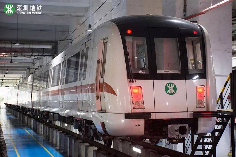 粤港澳大湾区轨道交通重点工程深圳地铁16号线开始铺轨