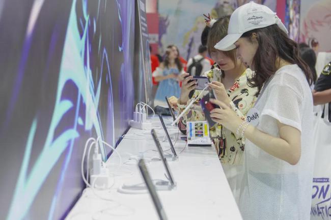 为了让年轻人线下买手机，厂商们拼了