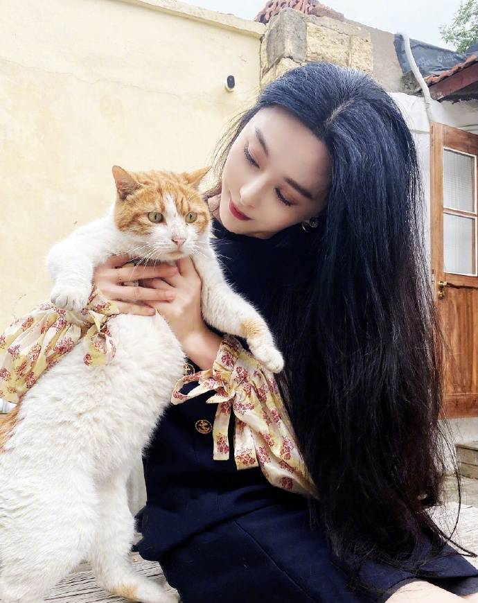 范冰冰晒美照与猫猫合影 乌发及腰温婉大气