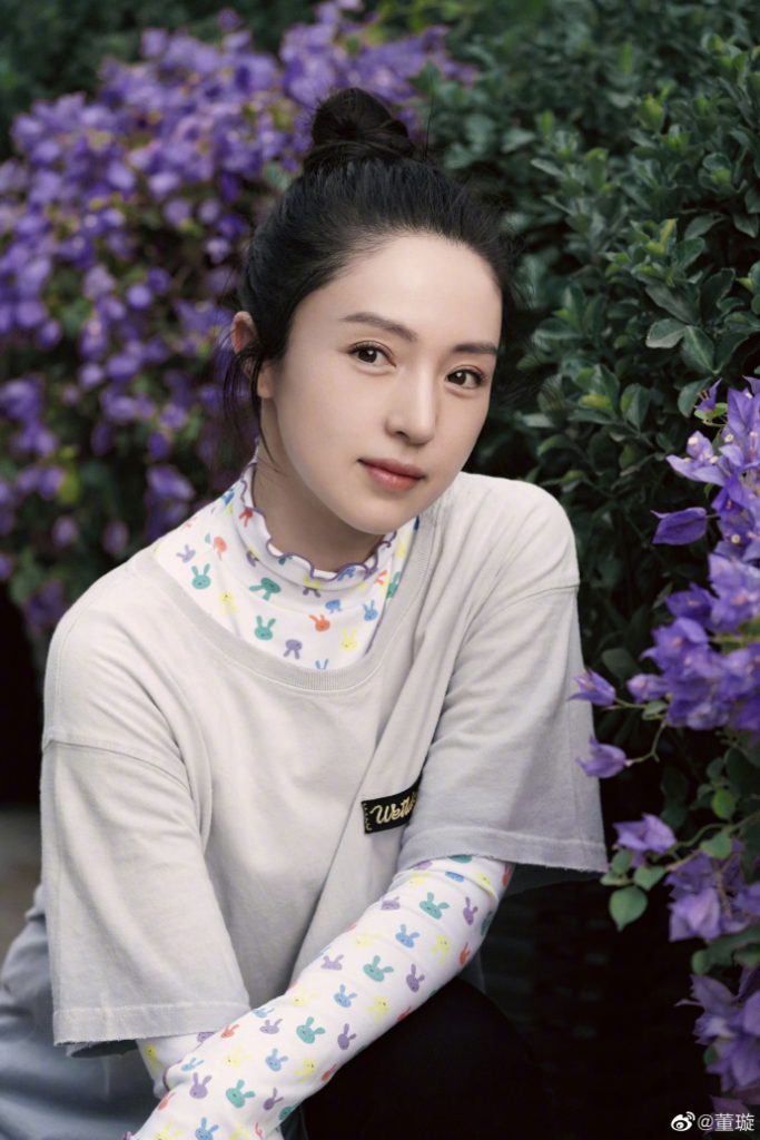 董璇晒美照 高扎丸子头清爽利落