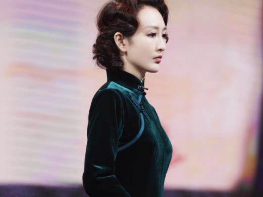 王鸥穿绿旗袍秀曲线 盘起头发端庄典雅