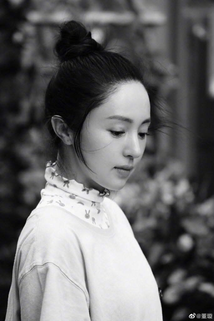 董璇晒美照 高扎丸子头清爽利落