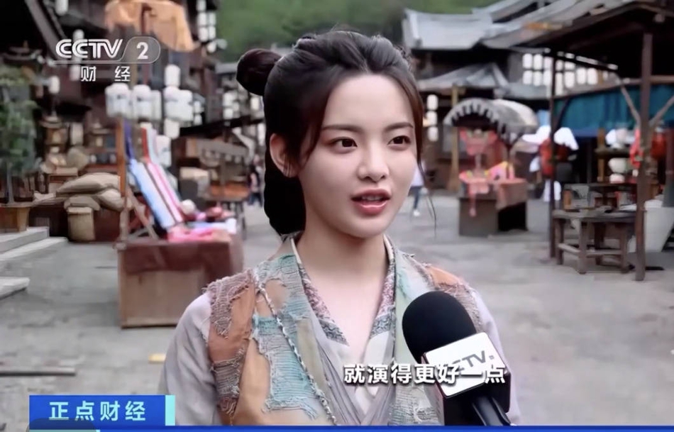 颜值高！央视镜头下的杨超越穿古装俏皮可爱